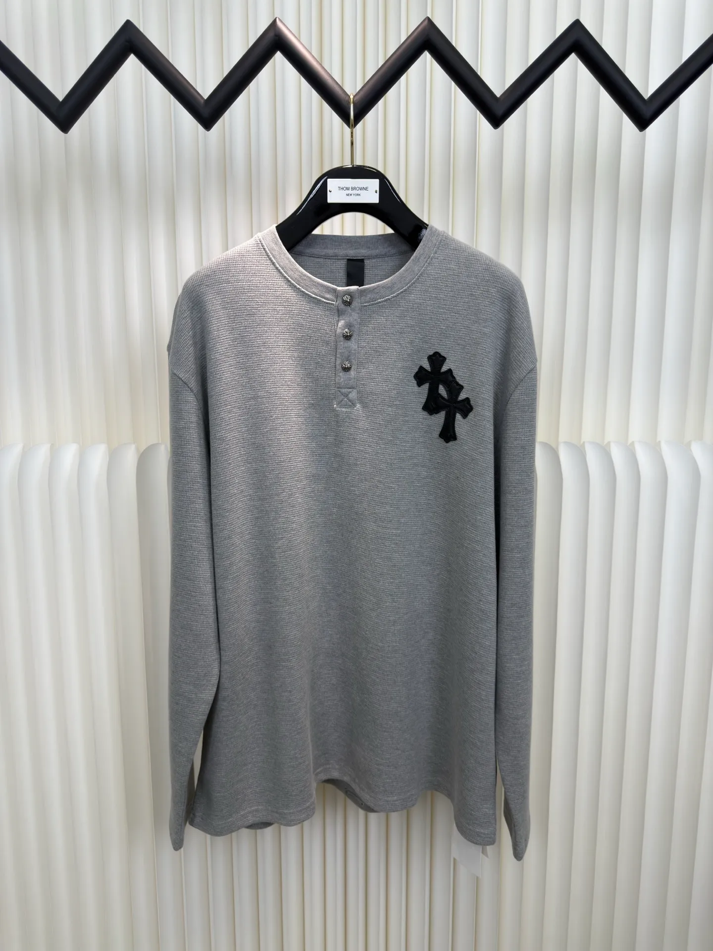 P400 Chrome Hear patchwork leather Henry collar waffle sweatshirt. The fabric is made of 350g cotton waffle double-layer material before washing (to distinguish low-weight, cut corners and non-pure cotton market products). The silver buckles and scrolls are made of antique bronze and real silver (the materials have reached 300+ quality in the market). The leather label is still made of genuine imported lambskin. The most important thing is the hand-sewn leather (the cost is high when it comes to handwork). A lot of effort has been put into the fabric, hardware and craftsmanship. The top quality in the market. The industry benchmark is only owned by a few people. Size S M L